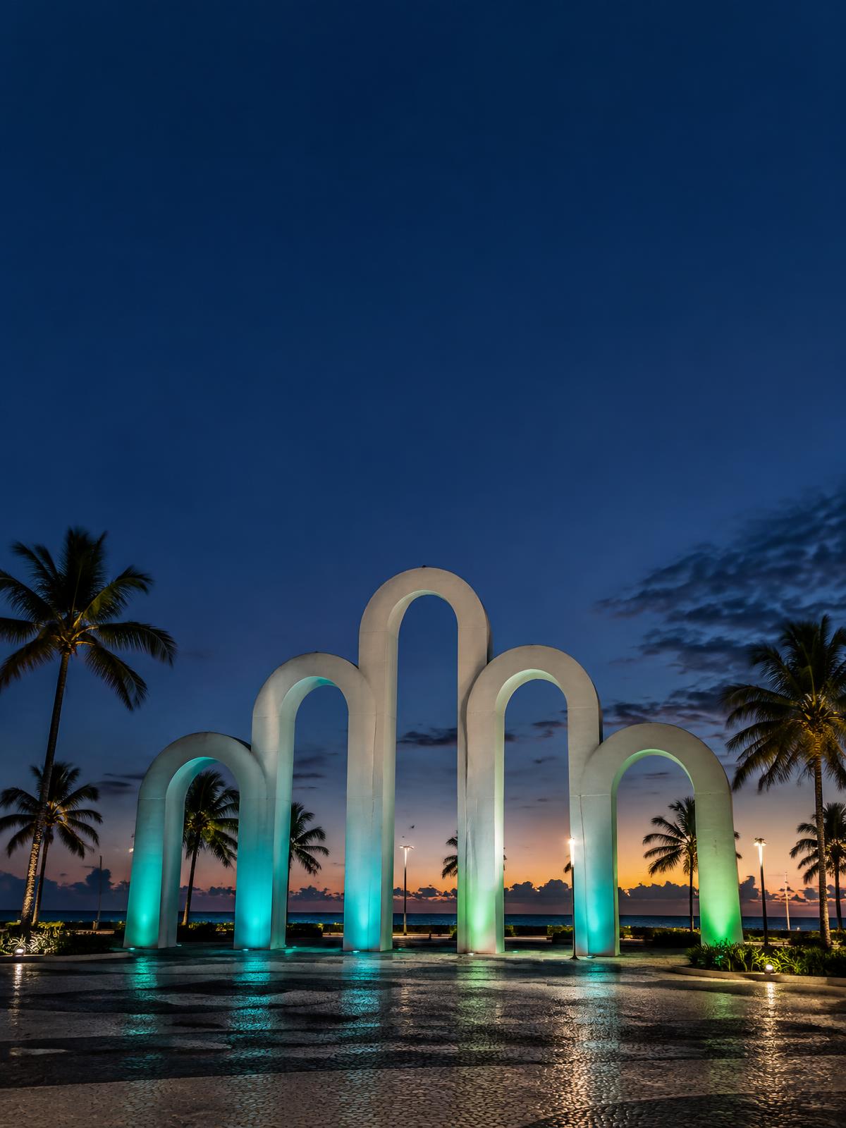 Arcos da Orla de Atalaia iluminados ao anoitecer
